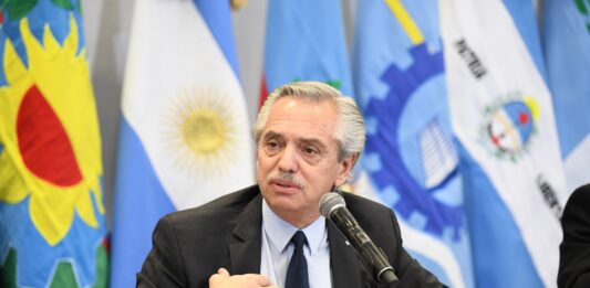 Alberto Fernández criticó a Milei y el discurso negacionista que pondera en su campaña presidencial.