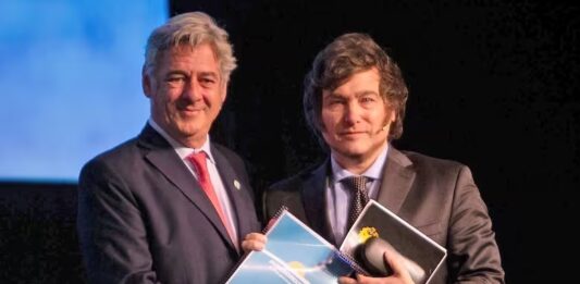 El primer precandidato en exponer ante La Rural fue Milei, que insistió en la dolarización y la eliminación de las retenciones.