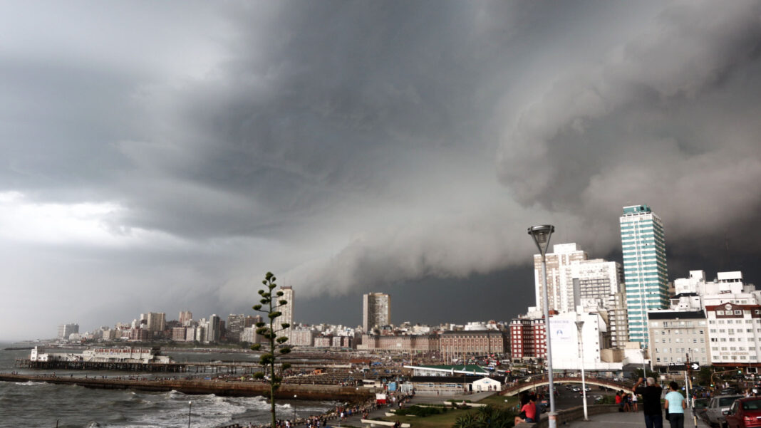El Servicio Meteorológico nacional emitió un alerta por tormentas fuertes y ocasional caída de granizo para la región centro-sur de la provincia.