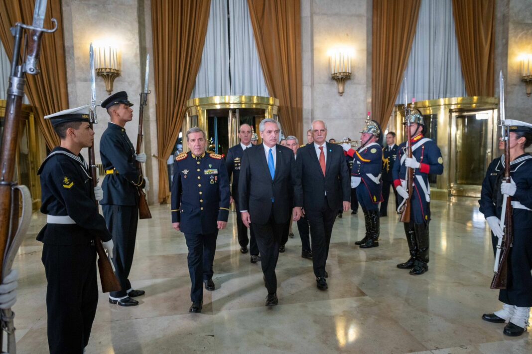 El proyecto de ley del Poder Ejecutivo, establece que el ascenso de los suboficiales de las Fuerzas Armadas “serán otorgados por el Presidente de la Nación”.