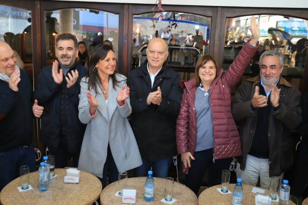 Armando y Bullrich visitaron comercios y charlaron con vecinos de Villa Gesell, quienes les manifestaron sus principales reclamos.