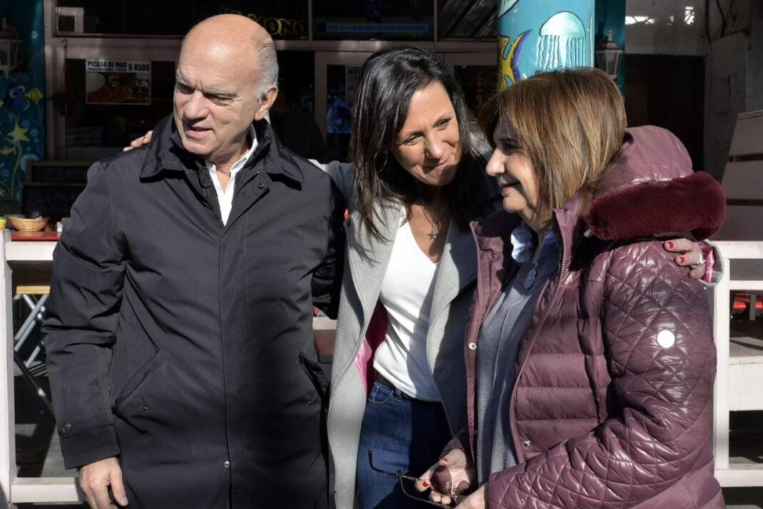 La precandidata presidencial de Juntos por el Cambio, Patricia Bullrich, recorrió Villa Gesell junto con la postulante a intendente, Clarisa Armando.