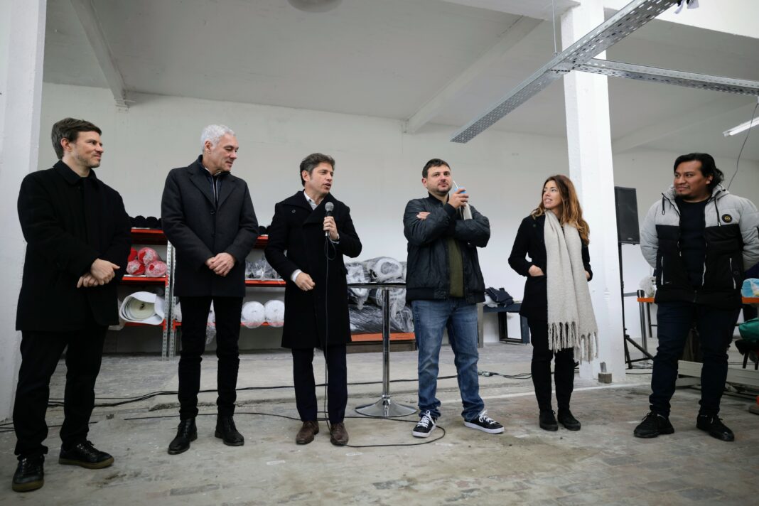 El gobernador, Axel Kicillof, se mostró en Berisso junto con el precandidato presidencial oficialista, Juan Grabois, y volvió a criticar a la oposición.