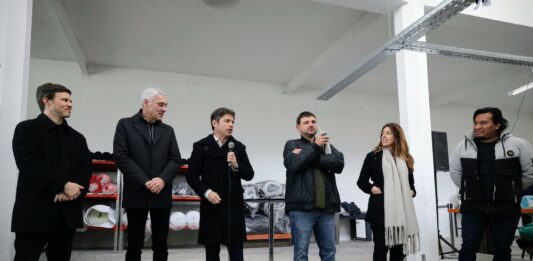 El gobernador, Axel Kicillof, se mostró en Berisso junto con el precandidato presidencial oficialista, Juan Grabois, y volvió a criticar a la oposición.