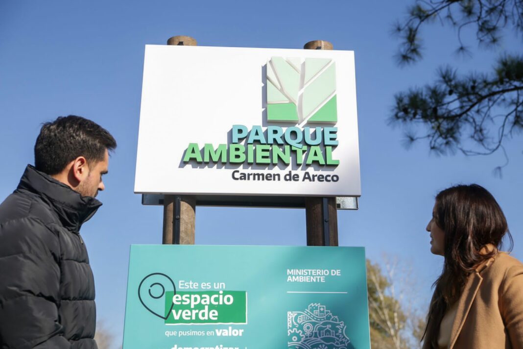 La ministra de Ambiente, Daniela Vilar, inauguró el primer parque ambiental en Carmen de Areco.