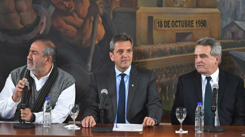 De izquierda a derecha: uno de los secretarios generales de la CGT, Héctor Daer, y la fórmula presidencial de Unión por la Patria para las PASO, Sergio Massa y Agustín Rossi.