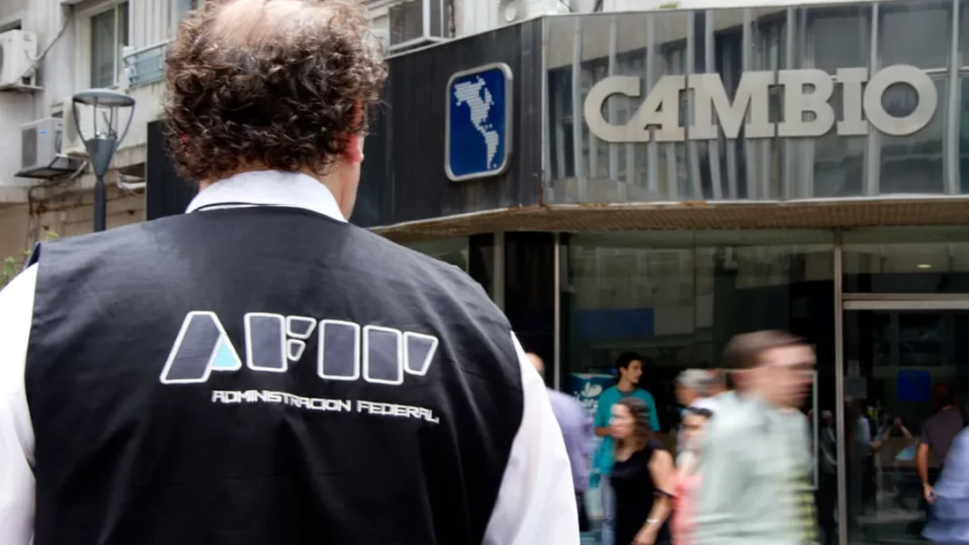 Aníbal Fernández detalló que la AFIP realiza una serie de allanamientos en la city porteña, ante la fuerte suba del dólar blue.