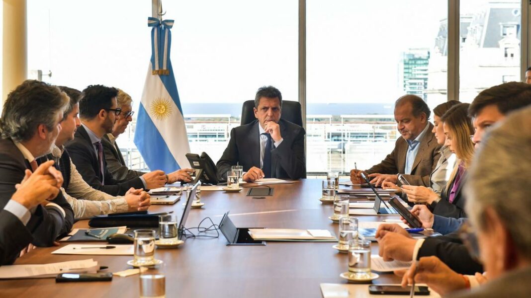 Mientras sus funcionarios se encuentran reunidos en Washington, Massa se prepara para la firma del acuerdo con el FMI, que le dará un respiro de cara a las PASO.