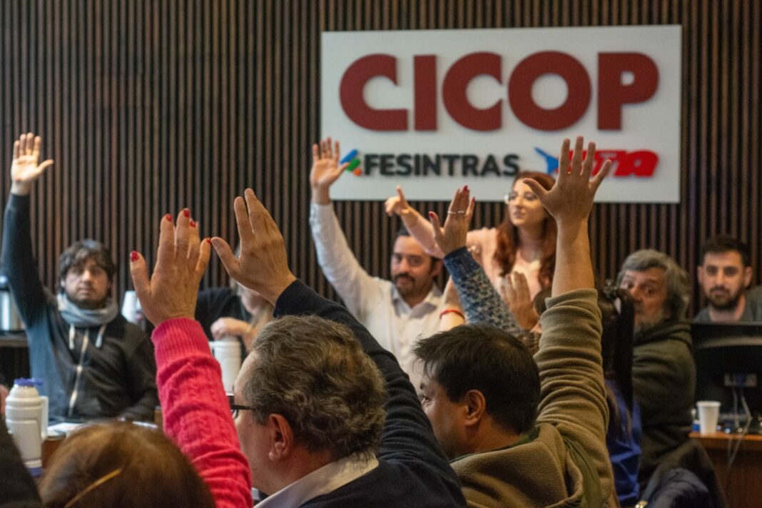 Luego de reunirse en asambleas, los docentes y judiciales bonaerenses aceptaron 