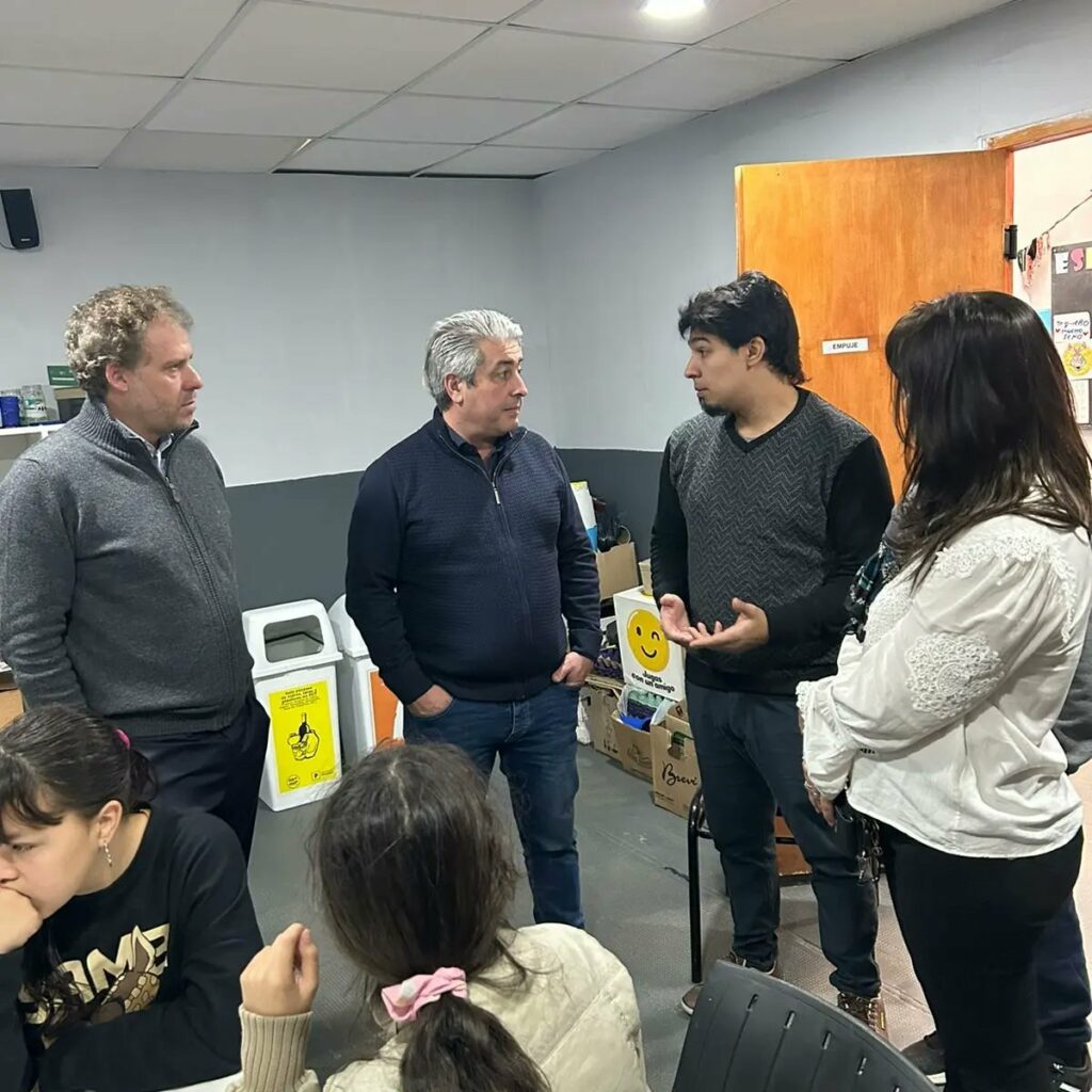 Juan Manuel Rico Zini y el intendente de Pergamino Javier Martínez durante una actividad en el barrio 12 de Octubre. 