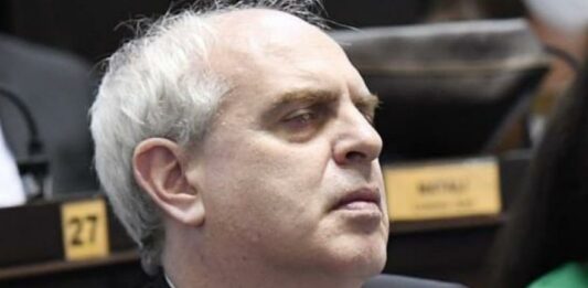 El senador bonaerense, Alejandro Rabinovich, arremetió contra Fernanda Raverta, por el freno en la construcción del espigón 9.
