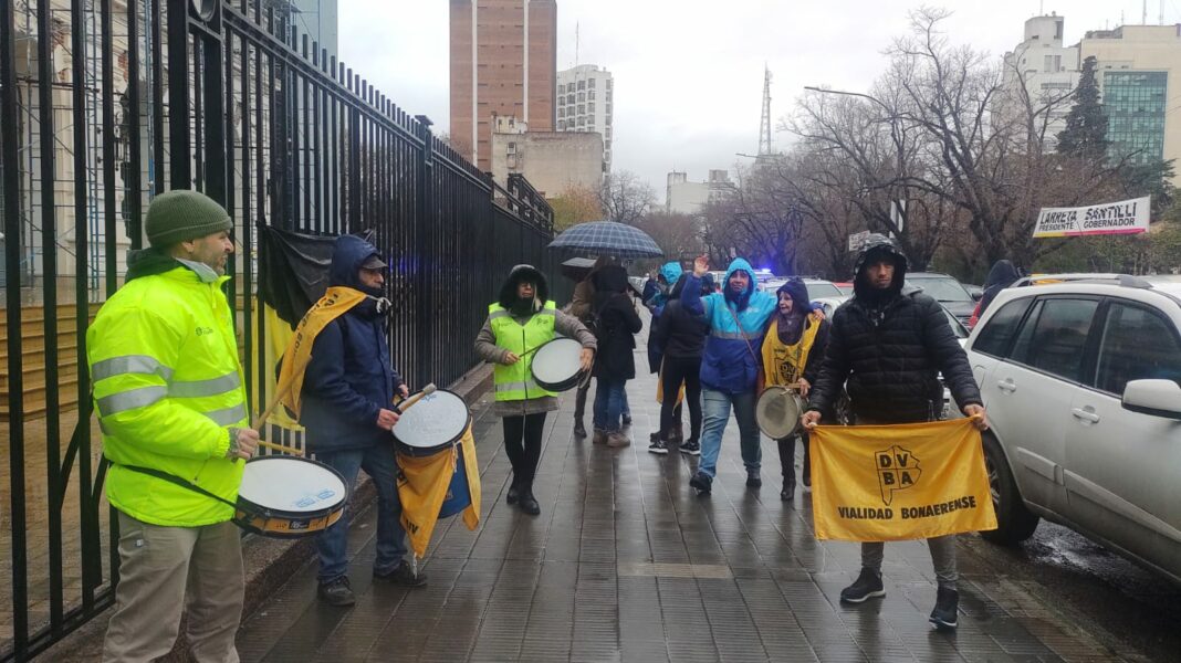 Trabajadores de Vialidad bonaerense reclamaron 