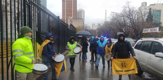 Trabajadores de Vialidad bonaerense reclamaron "ser alcanzados" por el cobro del incentivo salarial del 3% del presupuesto invertido en obra pública.