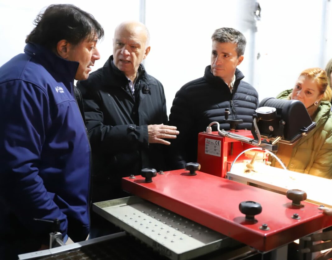 Los precandidatos a gobernador e intendente de La Fuerza del Cambio, Juan Pablo Allan y Néstor Grindetti recorrieron el cinturón frutihortícola de La Plata.
