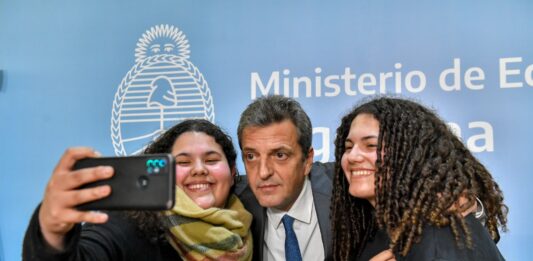 El ministro de Economía, Sergio Massa, anunció este miércoles que las Becas Progresar tendrán un aumento de más del 50% en agosto. A cuánto quedan.