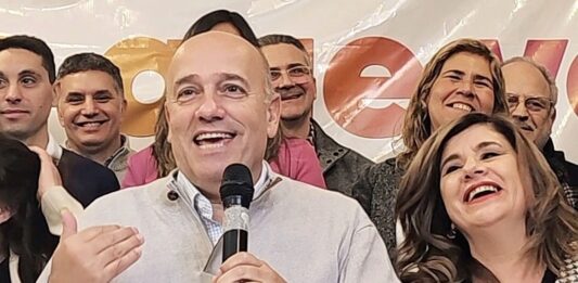 El precandidato a intendente de Bahía Blanca, Andrés de Leo, lanzó un nuevo spot de campaña.
