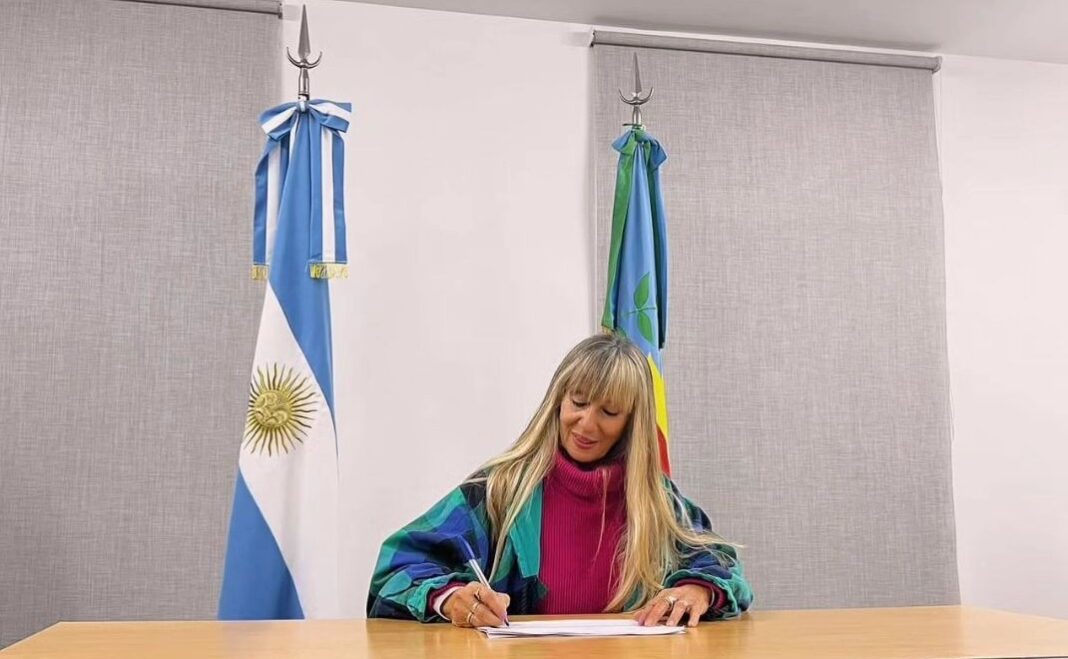 La concejala de Nuevo Encuentro, Laura Clarck, se postula como precandidata a senadora bonaerense por la Segunda sección electoral en la lista de Unión por la Patria. En un mano a mano con Diputados Bonaerenses, la también directora de escuela responde a todas las preguntas de la sección Soy tu candidata, versión 2023. Su trayectoria, sus propuestas y mucho más, en esta nota.