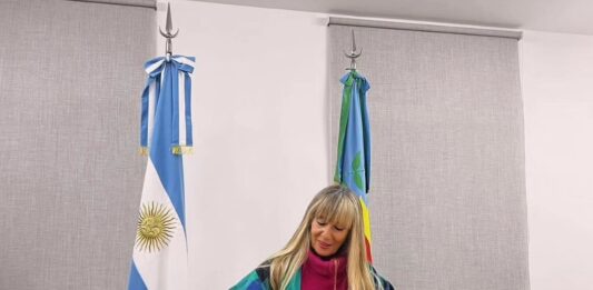 La concejala de Nuevo Encuentro, Laura Clarck, se postula como precandidata a senadora bonaerense por la Segunda sección electoral en la lista de Unión por la Patria. En un mano a mano con Diputados Bonaerenses, la también directora de escuela responde a todas las preguntas de la sección Soy tu candidata, versión 2023. Su trayectoria, sus propuestas y mucho más, en esta nota.