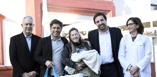 El gobernador bonaerense. Axel Kicillof, precisó que el plan Qunita será "universal" para todas y todos los recién nacidos en hospitales públicos de la Provincia.