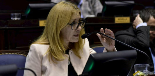La diputada radical Alejandra Lordén presentó un proyecto para que se enseñe sobre el uso y el funcionamiento de la inteligencia artificial en las escuelas bonaerenses.