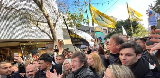 Por la venta de candidaturas, el precandidato a Presidente de la Libertad Avanza, Javier Milei fue escrachado junto a Carolina Píparo por militantes de su propio espacio.