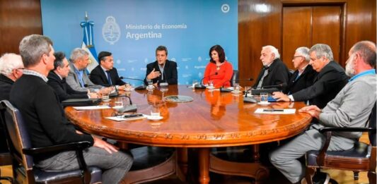 El ministro de Economía, Sergio Massa, anunció el fin del paro de colectivos en todo el país, que perjudicó a millones de usuarios durante todo este viernes.