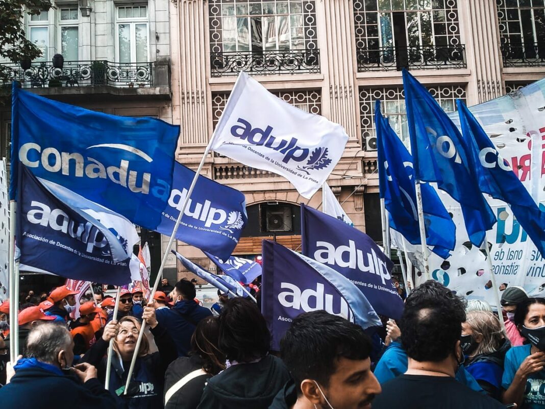 Docentes universitarios advierten que el ciclo lectivo en la UNLP podría no comenzar en marzo, si la administración nacional no otorga un aumento salarial.