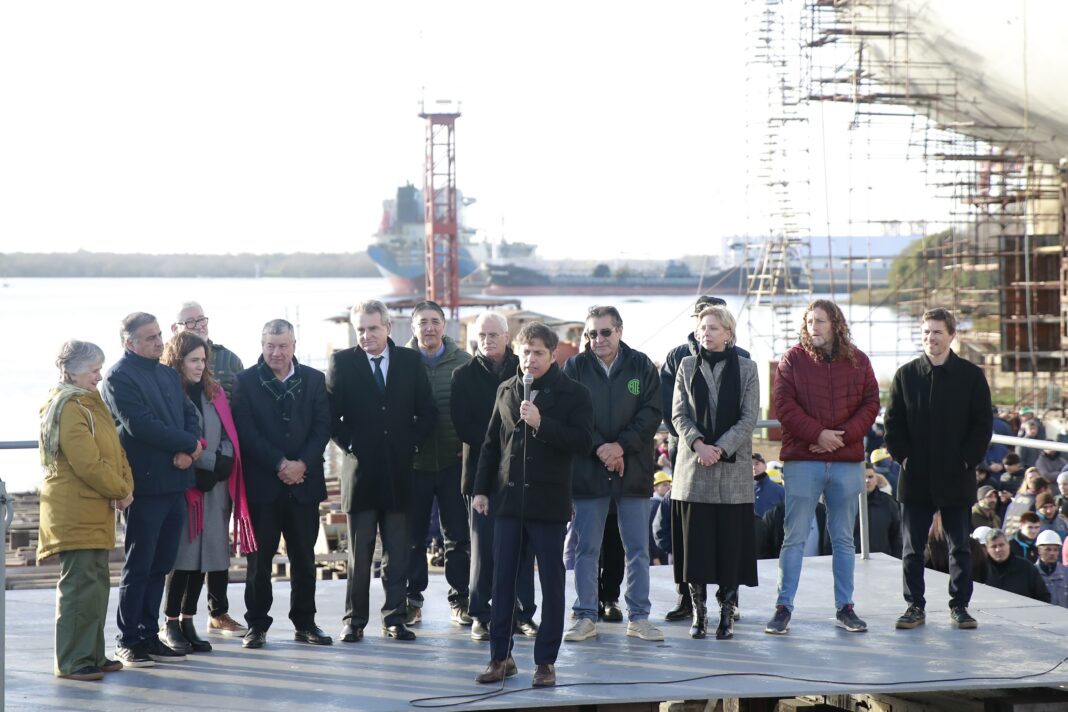 Axel Kicillof encabezó un acto por el aniversario del Astillero Río Santiago y cargó contra la oposición al tratarlos de “inútiles”.