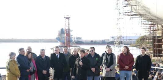 Axel Kicillof encabezó un acto por el aniversario del Astillero Río Santiago y cargó contra la oposición al tratarlos de “inútiles”.