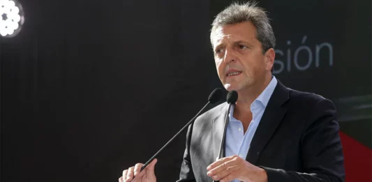 Luego de una mañana agitada con anuncios e inauguraciones, Massa viaja a Catamarca en carácter de ministro y precandidato.