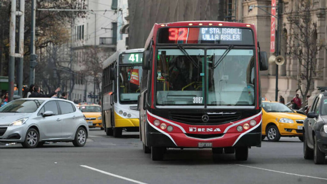Este martes, los colectivos del Conurbano contarán con frecuencia reducida o nula debido a un problema con el Gobierno nacional.