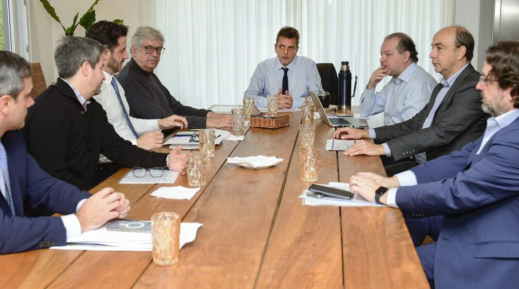 El Ministerio de Economía anunció que decidió retrasar los vencimientos de tres pagos de la deuda con el FMI para fin de mes.  