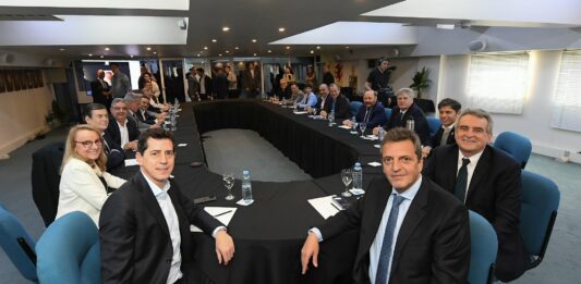 Los gobernadores manifestaron su apoyo a la fórmula Massa-Rossi y dialogaron con los precandidatos sobre "la metodología la campaña en las provincias".