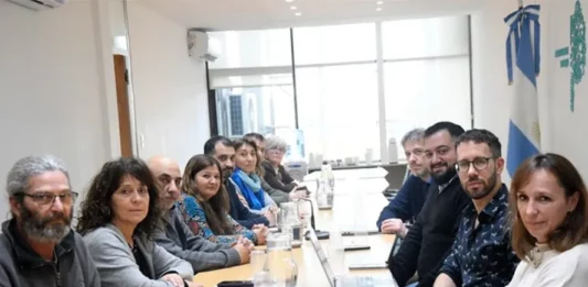 Los estatales bonaerenses le exigieron a Kicillof que reabra las paritarias para acordar un nuevo piso de cara al segundo semestre.