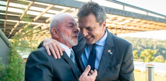 El precandidato presidencial de UxP, Sergio Massa, se ocupó en la cumbre del Mercosur de afianzar las relaciones internacionales de Argentina.