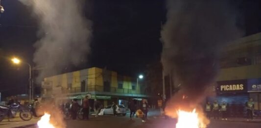 Los trabajadores municipales de Berisso continúan con los reclamos hacia la gestión de Cagliardi, que este lunes derivaron en el corte de las avenidas principales.