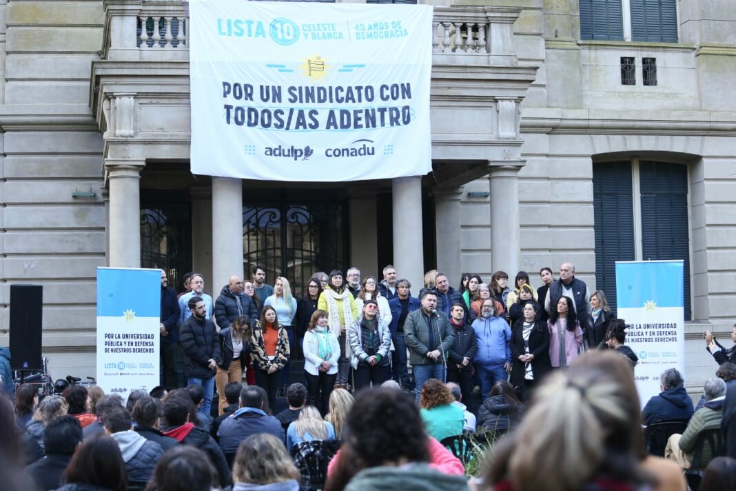 La lista Celeste y Blanca presentó los candidatos con los que disputará las elecciones en ADULP, el gremio de los docentes de la Universidad Nacional de La Plata (UNLP).