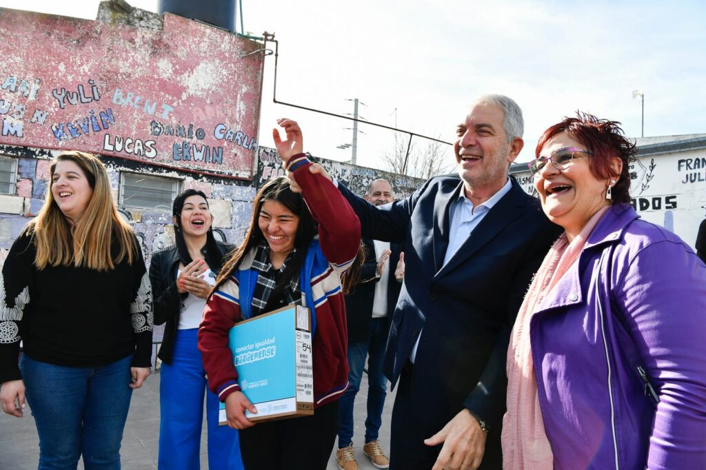 Alak visitó dos escuelas de Los Hornos, en las que entregó 102 notebooks a estudiantes secundarios.