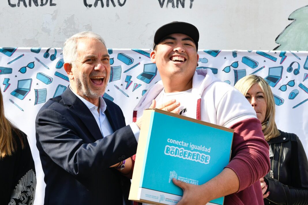 Alak visitó dos escuelas de Los Hornos, en las que entregó 102 notebooks a estudiantes secundarios.