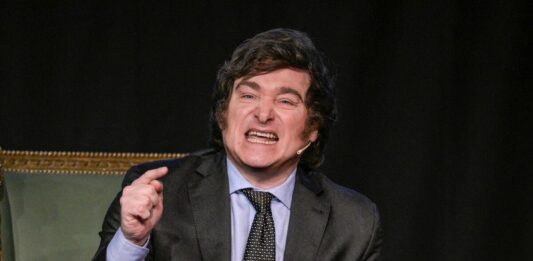 El candidato liberal apuntó que la campaña de Juntos por el Cambio es golpista y antidemocrática.