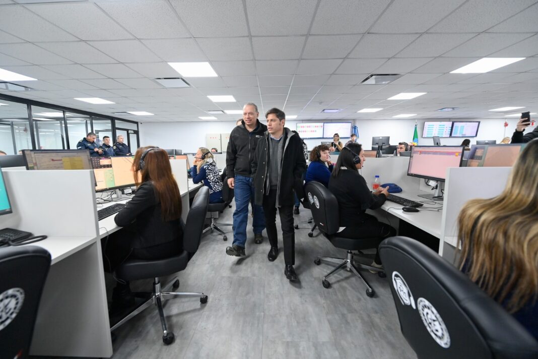 El gobernador bonaerense, Axel Kicillof, inauguró las nuevas instalaciones de la Central de Atención Telefónica de Emergencias (CATE) de La Plata.