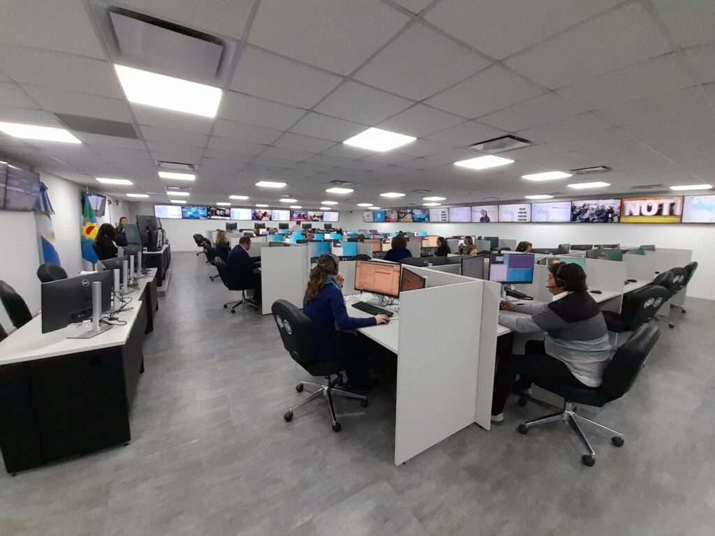 El gobernador de la provincia de Buenos Aires, Axel Kicillof, inauguró un nuevo Centro de Monitoreo en La Plata.
