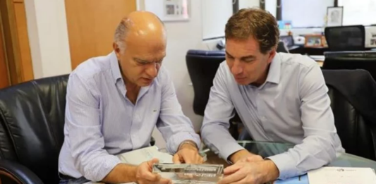El candidato a gobernador bonaerense de Juntos por el Cambio, Néstor Grindetti, abrió este movido lunes de campaña con un almuerzo con su exrival, Diego Santilli.