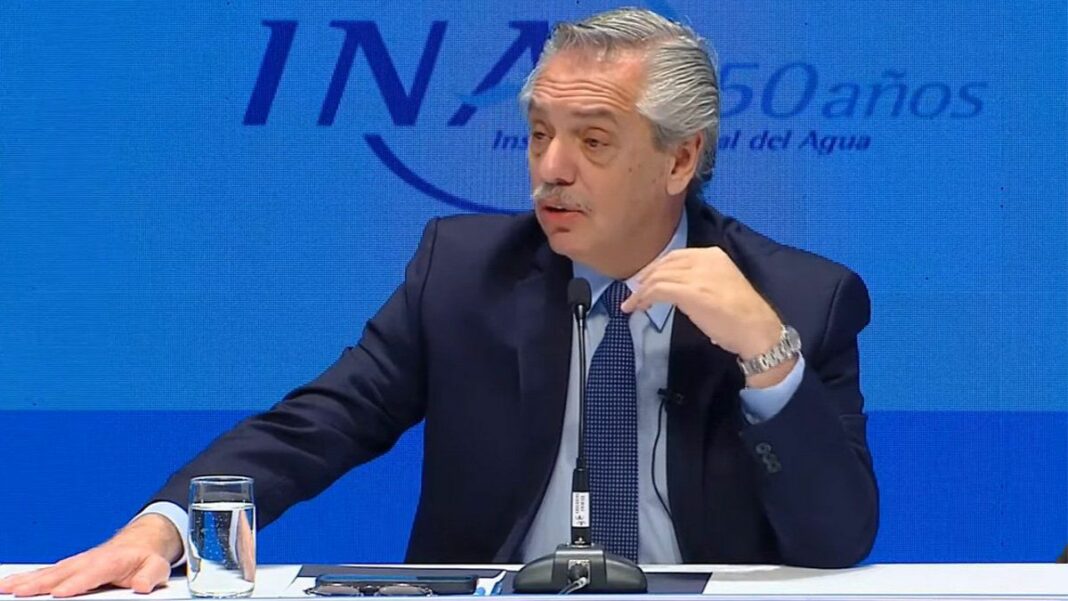 Alberto Fernández criticó a Milei y el discurso negacionista que pondera en su campaña presidencial.
