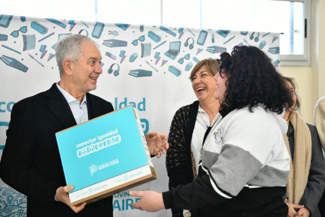 Alak visitó una escuela de La Plata, en la que entregó 100 notebooks a estudiantes secundarios.