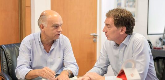 Los líderes de Juntos por el Cambio en la provincia de Buenos Aires, Néstor Grindetti y Diego Santilli, mantendrán un encuentro este lunes.  