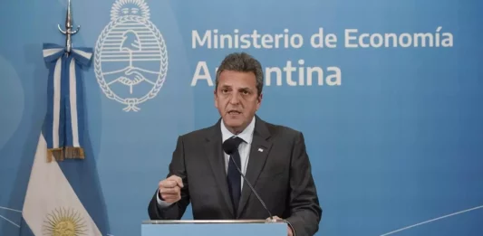El ministro de Economía, Sergio Massa, instruyó a la cartera de Desarrollo Social a que le saque los planes sociales a quienes hayan participado de los saqueos. Además, dispuso un aporte no reembolsable de hasta $7 millones para los comerciantes víctimas de la ola de robos.