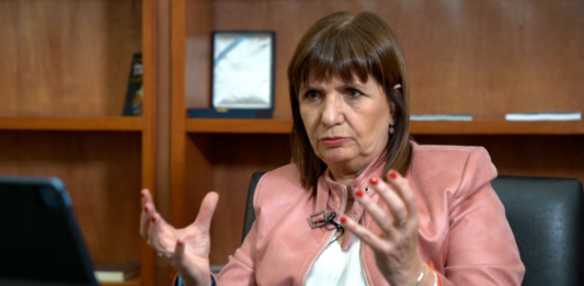 La candidata presidencial de Juntos por el Cambio, Patricia Bullrich, dejó entrever que Milei y Massa mantienen un “acuerdo político”, y le realizó una crítica a Macri.