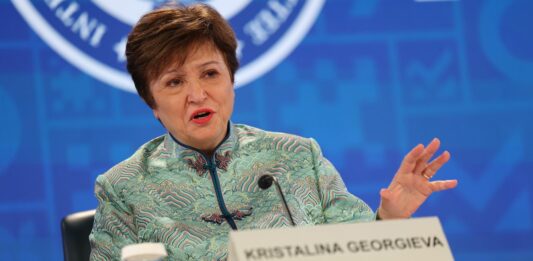 El FMI desembolsó los USD 7.500 millones pero pidió que Argentina aumente las tarifas de energía y recorte en salarios y jubilaciones.