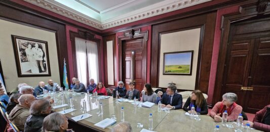 El gobernador de la provincia de Buenos Aires, Axel Kicillof, encabezó la firma de la actualización de convenios tripartito con la CGT.